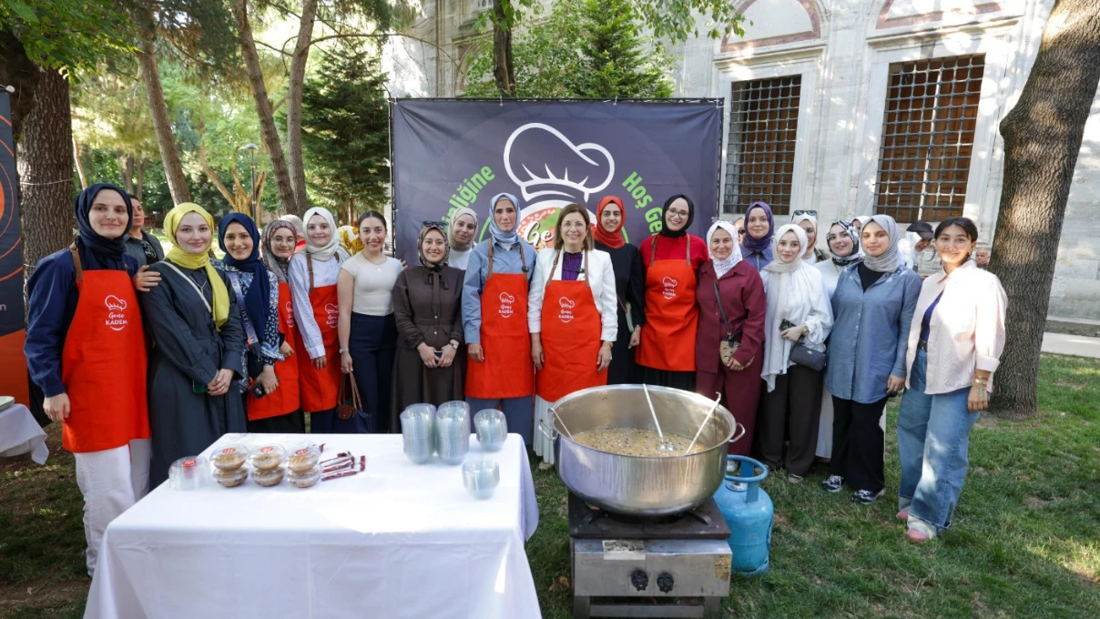 KADEM’den Şehzade Camii’nde 1500 kişilik aşure ikramı 9 KADEM 7 1