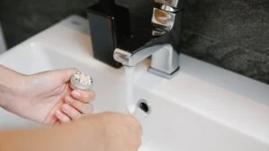 Karbonat ve sirke karisimi ile musluk kireclenmesinden kurtulun