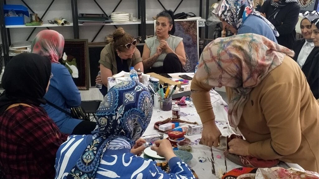 Kadınlar dijital dünya ile tanıştı! Kayseri’de kadın girişimcilere dijital pazarlama eğitimi verildi 
