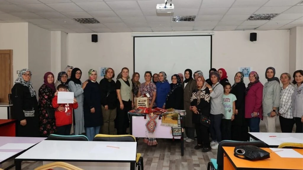 Kadınlar dijital dünya ile tanıştı! Kayseri’de kadın girişimcilere dijital pazarlama eğitimi verildi 