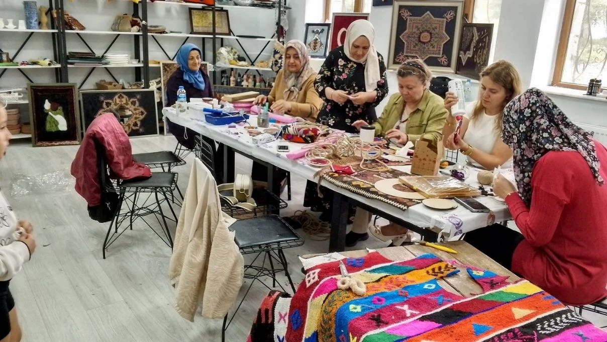 Kadınlar dijital dünya ile tanıştı! Kayseri’de kadın girişimcilere dijital pazarlama eğitimi verildi
