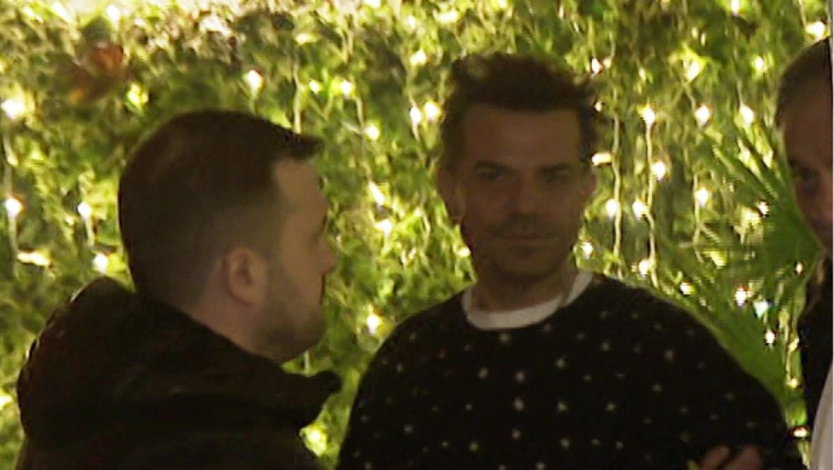 Kenan Doğulu’nun çok konuşulacak anları kameralarda! Ünlü şarkıcı ayakta durmakta zorlandı 7 Kenan Doğulu’nun çok konuşulacak anları kameralarda! Ünlü şarkıcı ayakta durmakta zorlandı