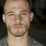 Kerem Bursin Star TVnin iddiali dizisi Carpinti ile ekrana donuyor