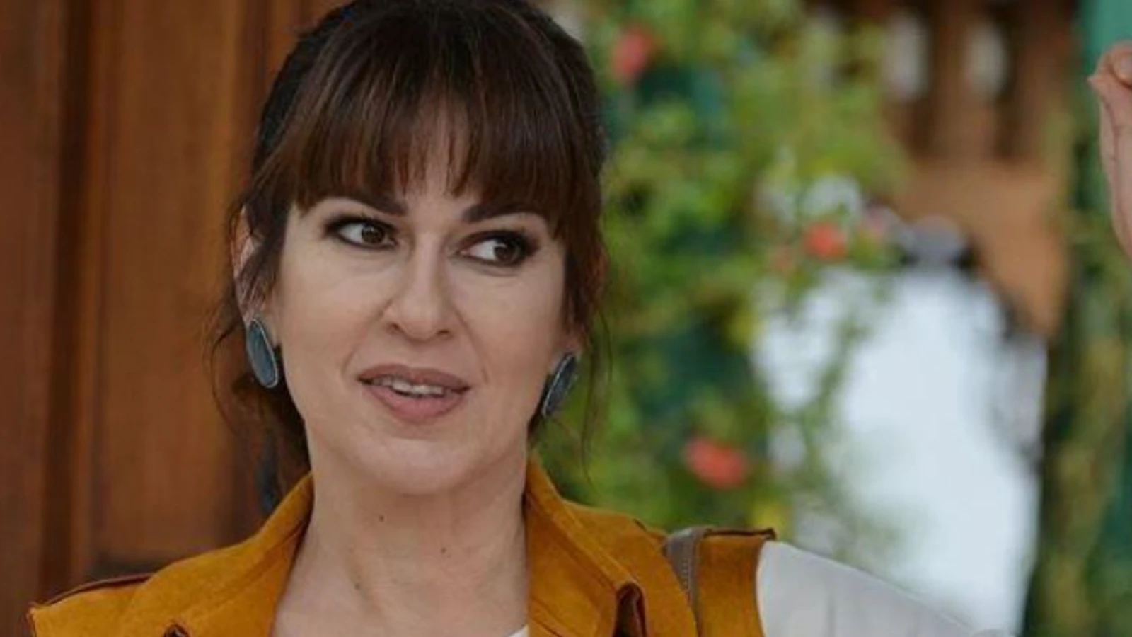 Kiskanmak dizisinin Saziyesi Ipek Tuzcuoglu kimdir kac yasinda Iste oynadigi diziler