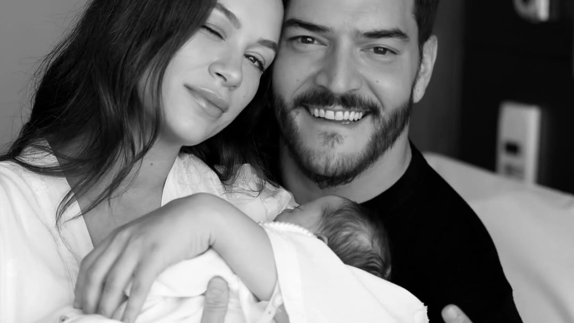 Kuruluş Osman’ın oyuncuları Çağrı Şensoy ve Buse Arslan kızları Yaz’ı ilk kez paylaştı!