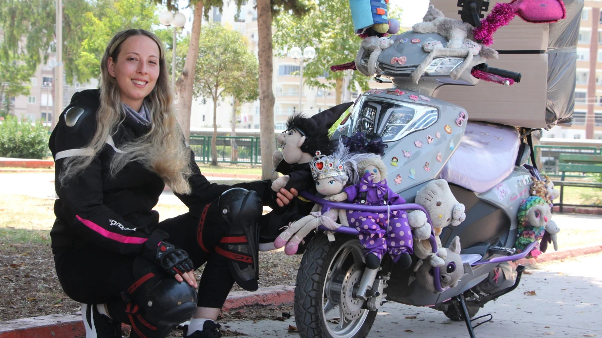 Mersin’de kadın kurye görsel şölen yaşattı! Trafikte ilgi odağı oldu