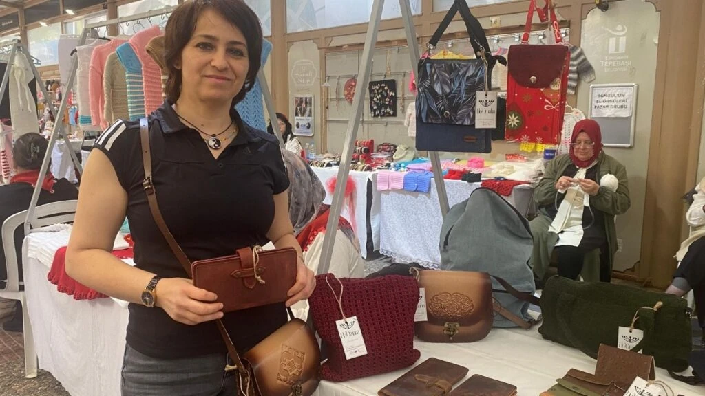 Tekstil tasarımcısı Lütfiye Dönmez evini üretim merkezine çevirdi! Atölyesi olmadan girişimciliğe atıldı
