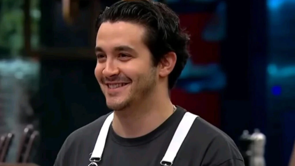 MasterChef 2025 Mert ve nisanlisinin pozu gundem oldu Sosyal medyadan yorum yagdi