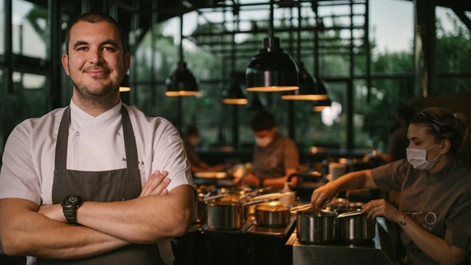 MasterChef 2025 konugu Osman Sezener kimdir MasterChef Osman Sezener restoranlari nerede Kariyeri ve biyografisi arastiriliyor