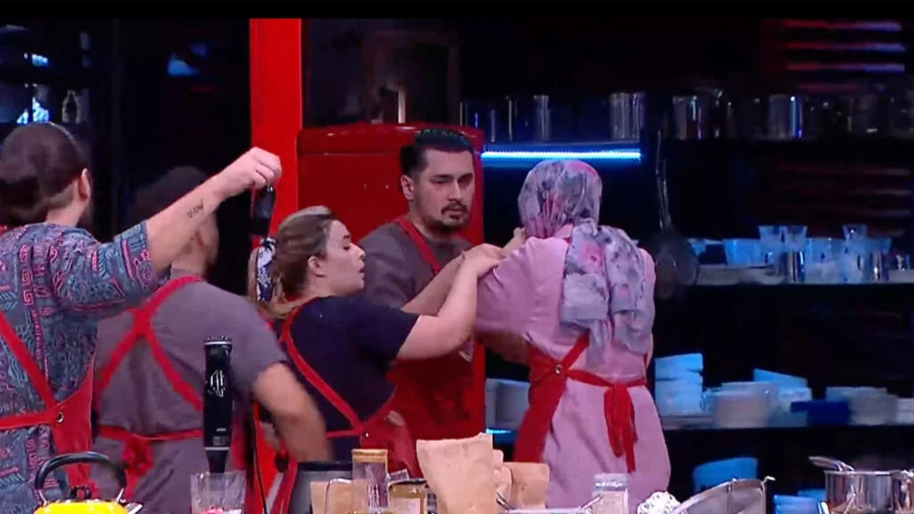 MasterChef 2025te akil almaz kaza Sumeyyenin yuzune kestane patladi arkadaslari sok gecirdi