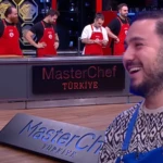 MasterChef All Star 2025 mavi takim kaptani Kivanc alay konusu oldu Kirmizi takim onun icin sarki yazdi studyodakiler gulme krizine girdi