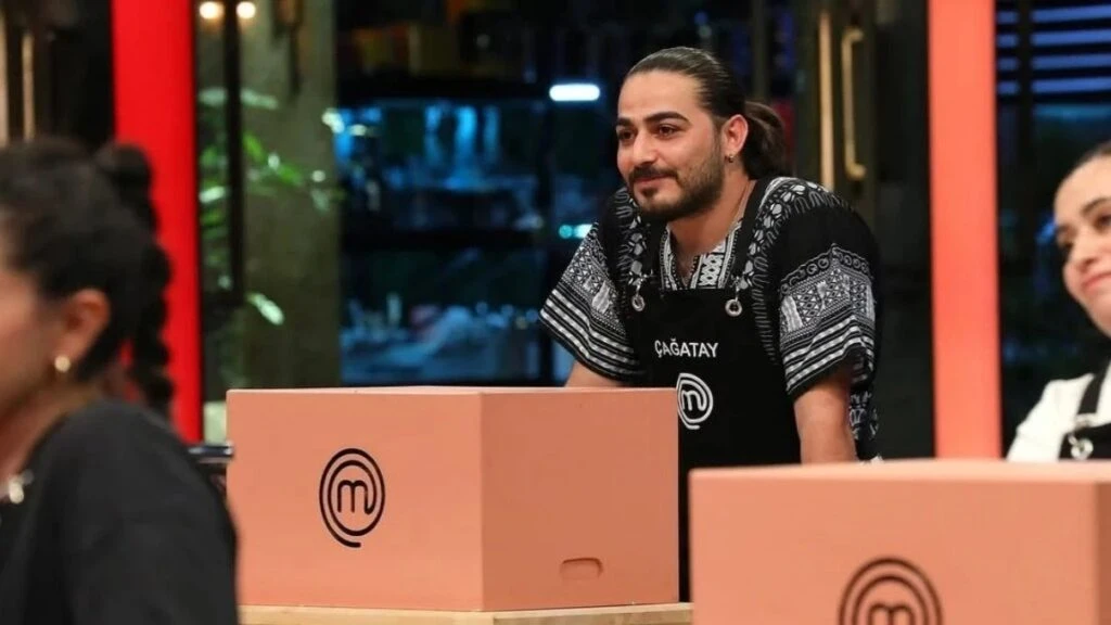 MasterChef yarışmacısı Çağatay pişman oldu! Mehmet Şef’in eli öptü ve özür diledi