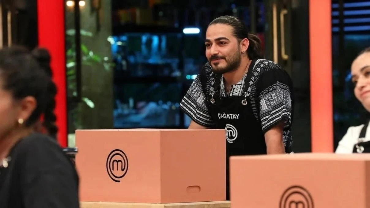 MasterChef yarışmacısı Çağatay pişman oldu! Mehmet Şef’in eli öptü ve özür diledi