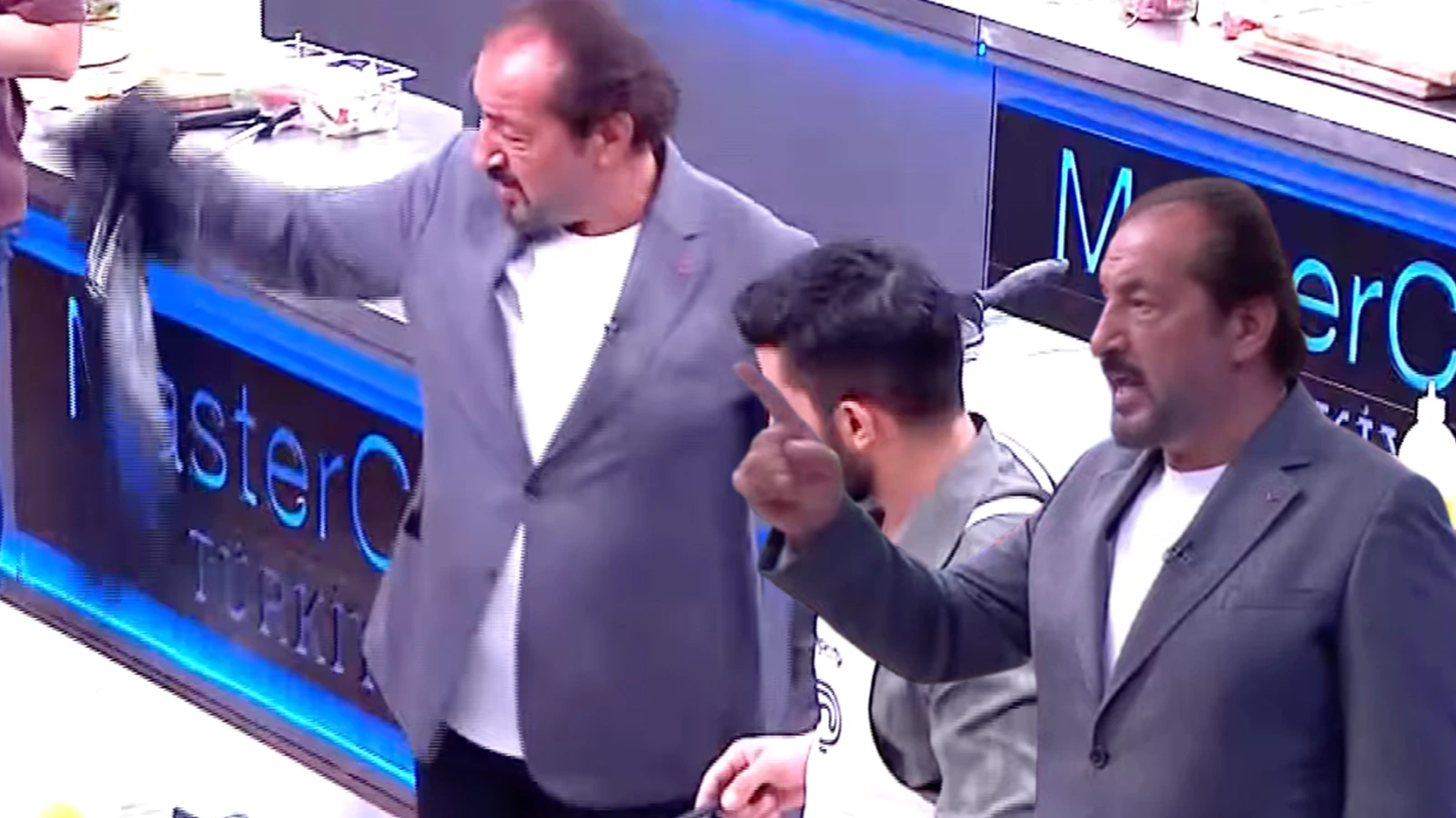 MasterChef Mehmet sef cildirdi tepsileri yere firlatti Onu daha once kimse boyle gormedi resmen kuplere bindi