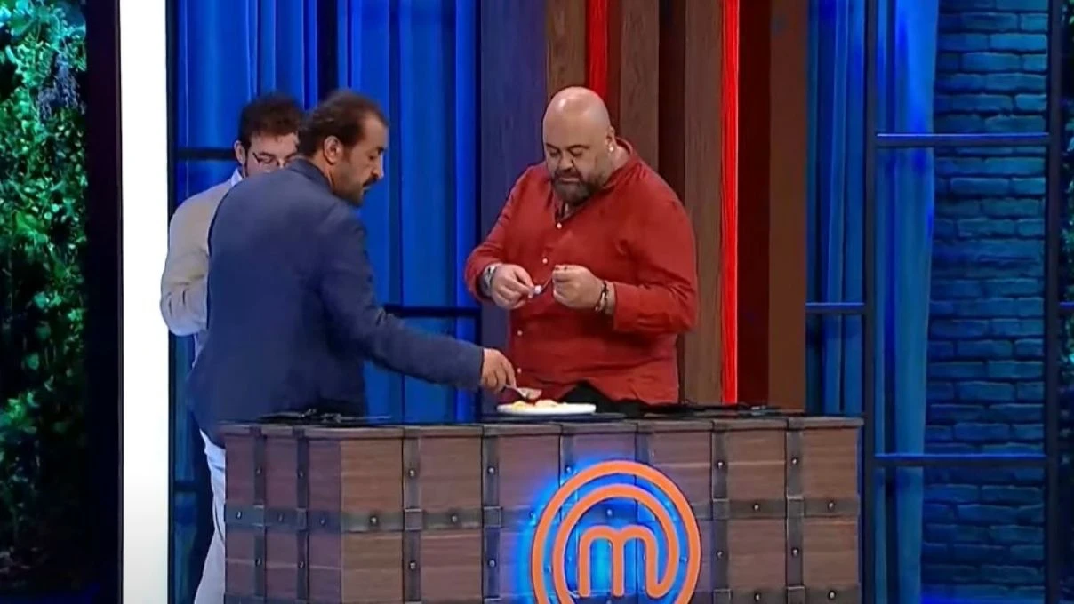 MasterChef Turkiyede sasirtan olay MasterChef yarismacisinin tabagindan sac cikti
