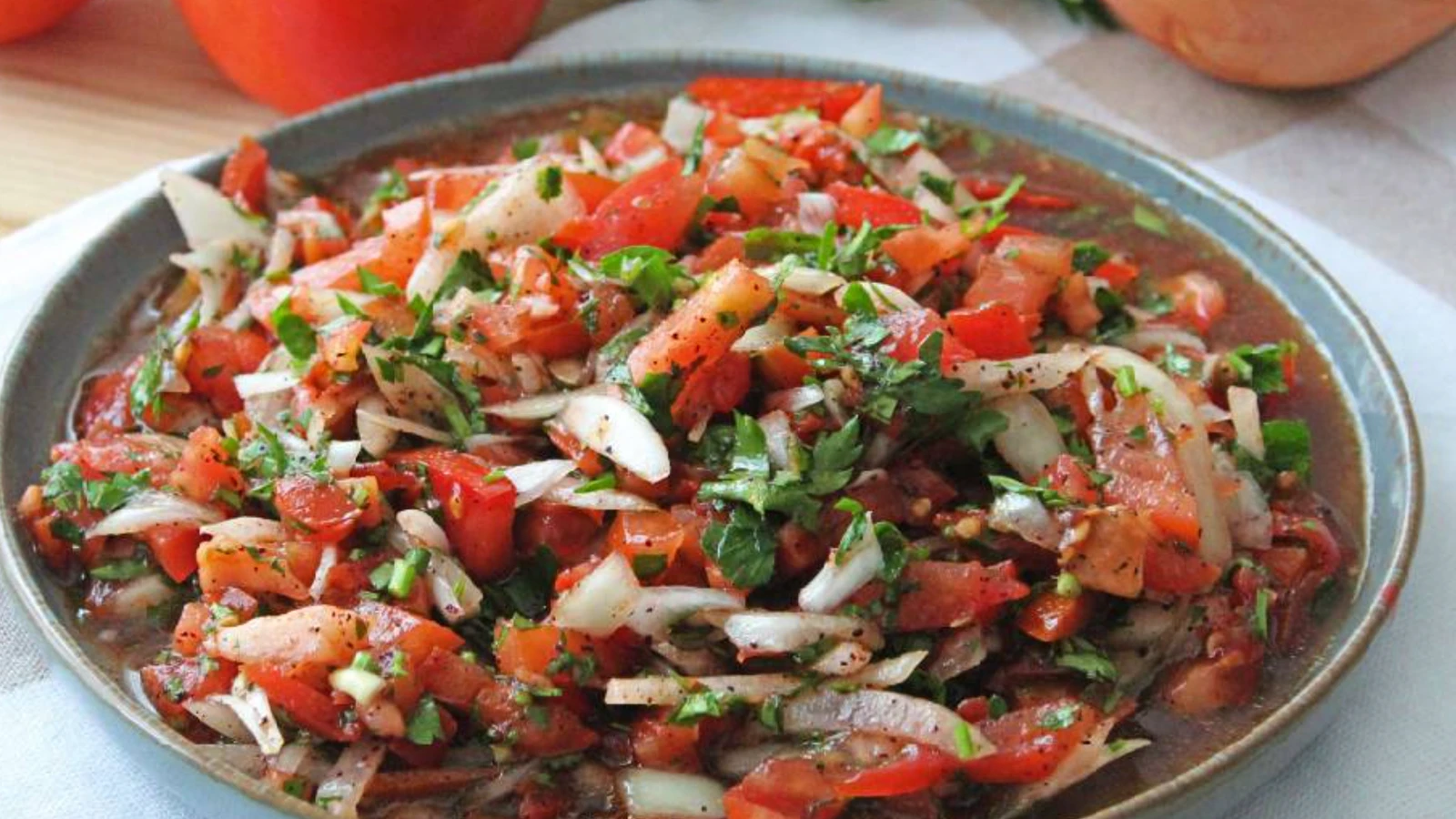 MasterChef en güzel kebapçı salatası tarifi! Yazın mangal yanında olmazsa olmaz yiyen herkes bayılıyor 1 MasterChef en guzel kebapci salatasi tarifi Yazin mangal yaninda olmazsa olmaz yiyen herkes bayiliyor