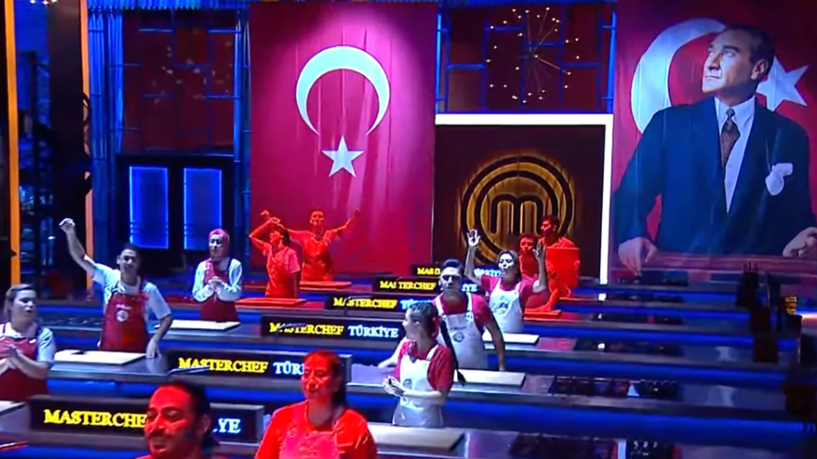 MasterChefte 29 Ekim ozel bolumunde unutulmaz anlar yasandi Sefler duygusal konusmalariyla yurekleri isitti