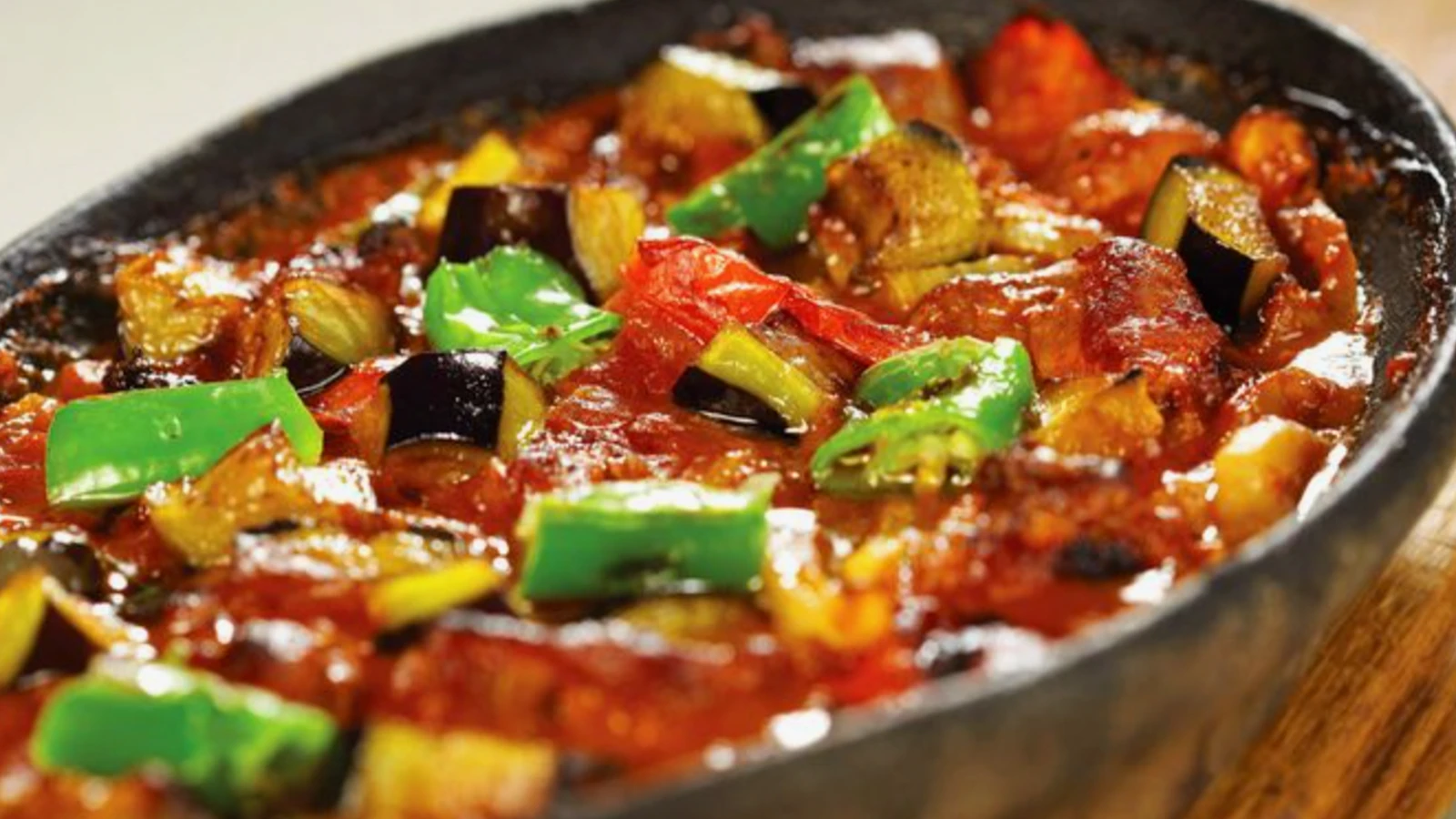 MasterChefte lokum gibi etli patlican guveci tarifi Lokantadakilere tas cikaracak tek bir puf noktasi var