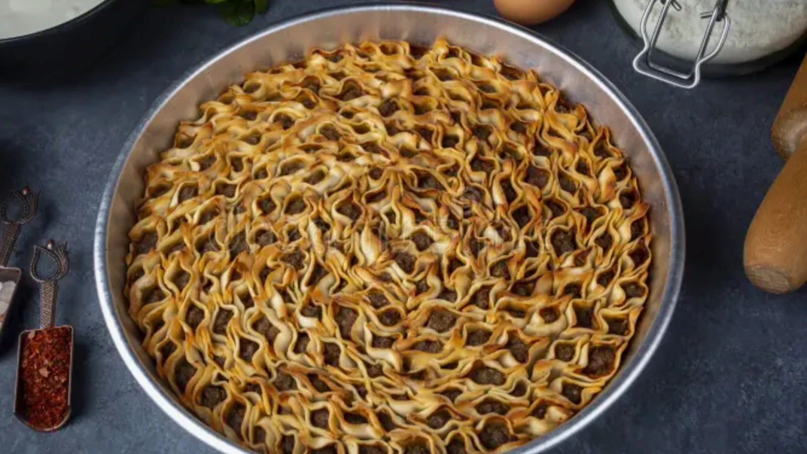 MasterChefte manticilarin sir gibi sakladigi tarif verildi Tepsi mantisini bir de boyle deneyin kasik kasik yediriyor