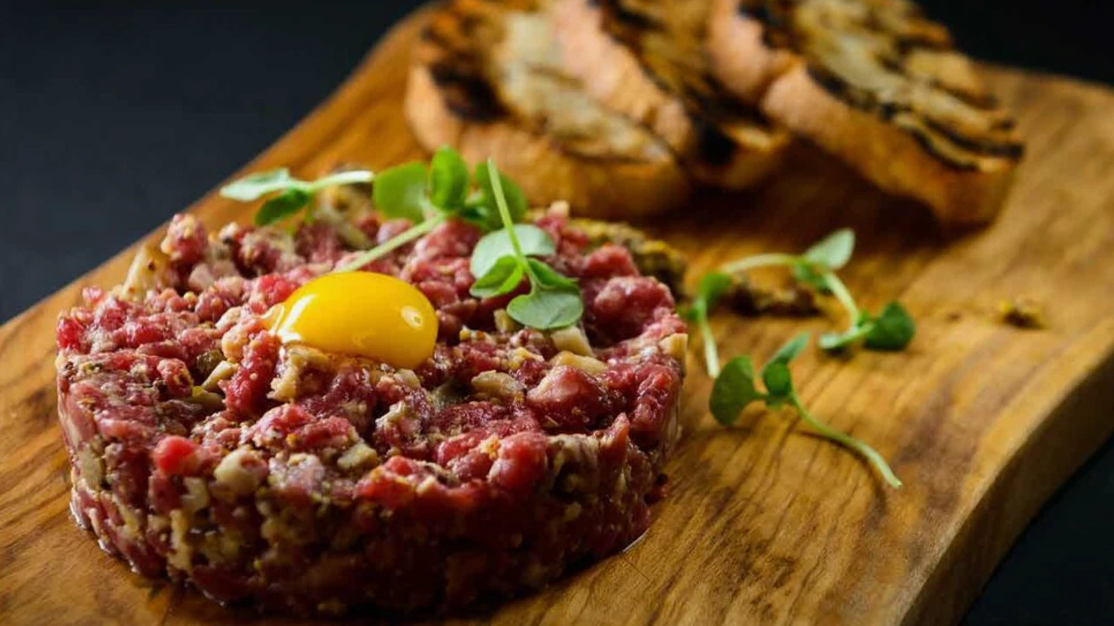 MasterChefte sofistike zevkler icin hazirlandi En lezzetli Steak tartar nasil yapilir tek bir puf noktasi var