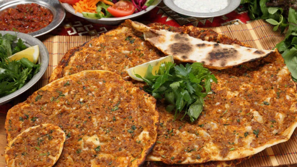 MasterChefte ustalari bile kiskandiracak lahmacun tarifi Disaridan aldiklariniza tonlarca para harcamayin lezzeti sahane