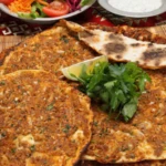 MasterChefte ustalari bile kiskandiracak lahmacun tarifi Disaridan aldiklariniza tonlarca para harcamayin lezzeti sahane