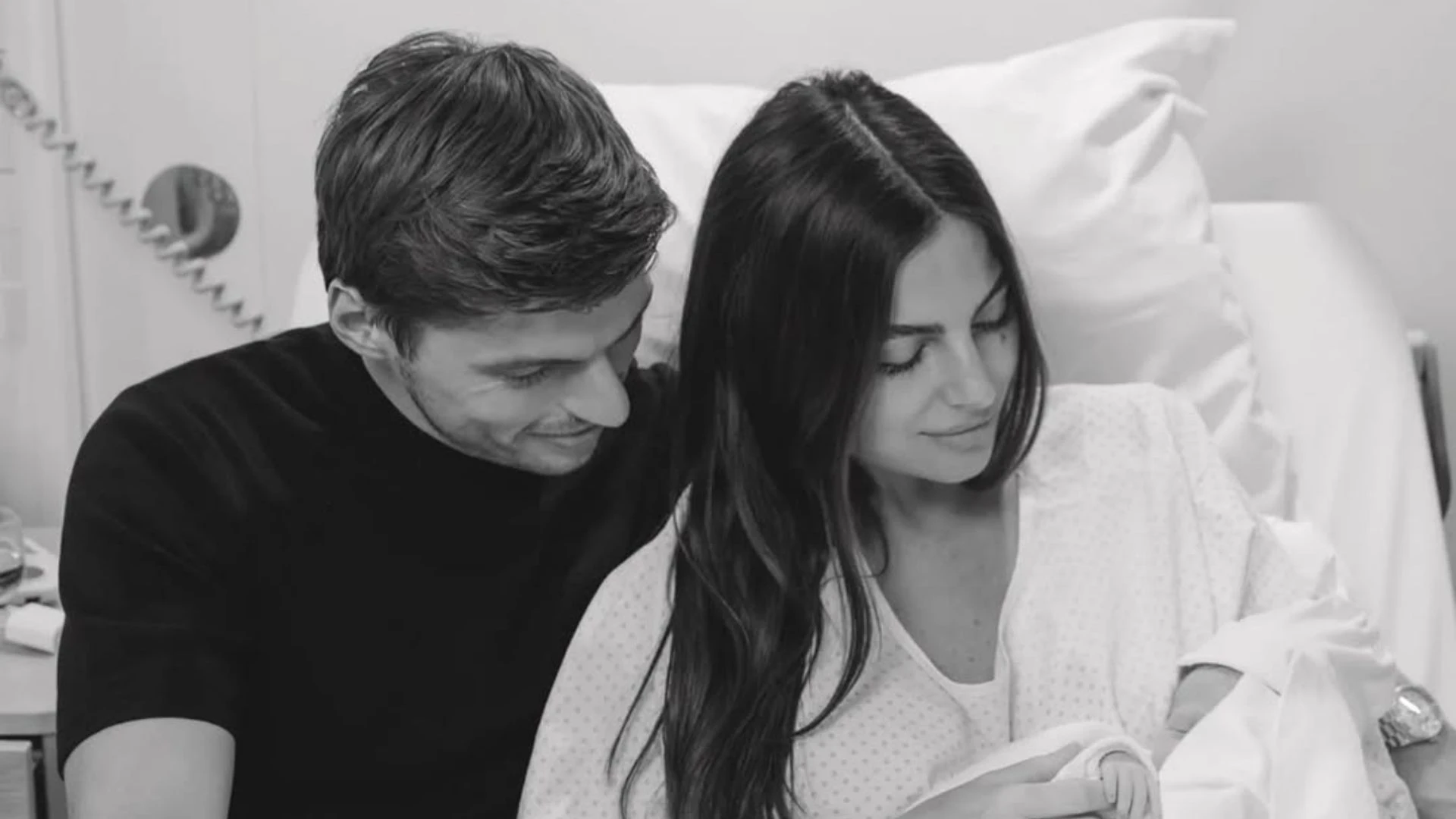 Max Verstappen baba oldu Formula 1 pilotu Kelly Piquet ile kizi Lilyi kucakladi