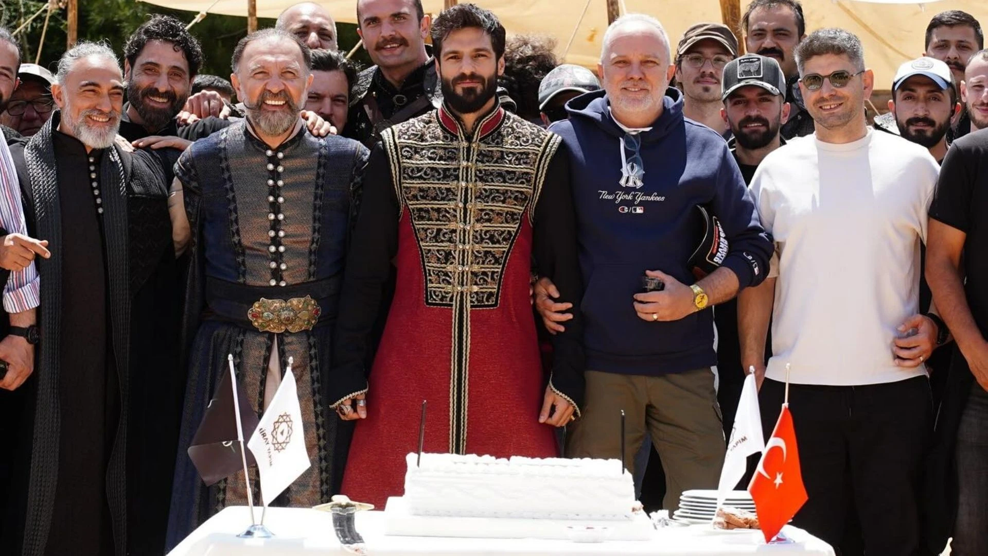 Mehmed Fetihler Sultani setinde Serkan Cayogluna dogum gunu surprizi yapildi