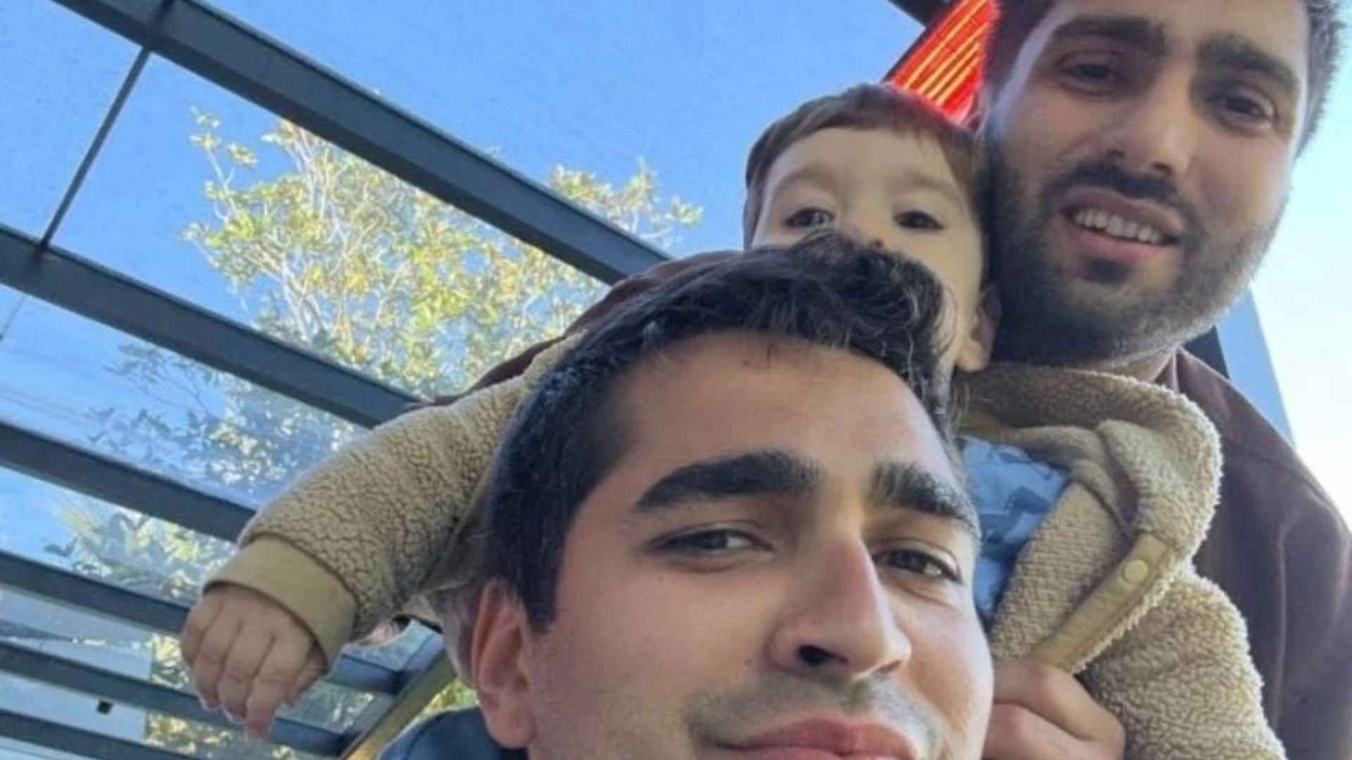 Mert Ramazan Demir kardesi ve yegeniyle poz verdi Sosyal medya kullanicilarindan yorum yagdi