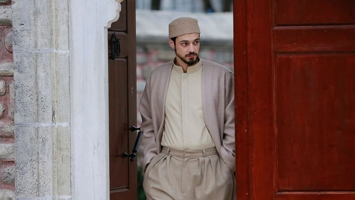 Mert Yazıcıoğlu ‘Yılın Oyuncusu’ ödülünü kazandı! Erkan Kolçak Köstendil’in ödülü verirken ki konuşması seyirciyi kahkahaya boğdu