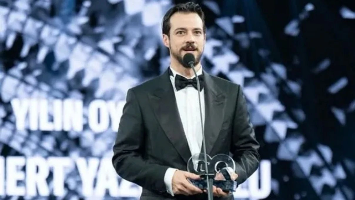 Mert Yazıcıoğlu ‘Yılın Oyuncusu’ ödülünü kazandı! Erkan Kolçak Köstendil’in ödülü verirken ki konuşması seyirciyi kahkahaya boğdu 8 Mert Yazıcıoğlu ‘Yılın Oyuncusu’ ödülünü kazandı! Erkan Kolçak Köstendil’in ödülü verirken ki konuşması seyirciyi kahkahaya boğdu