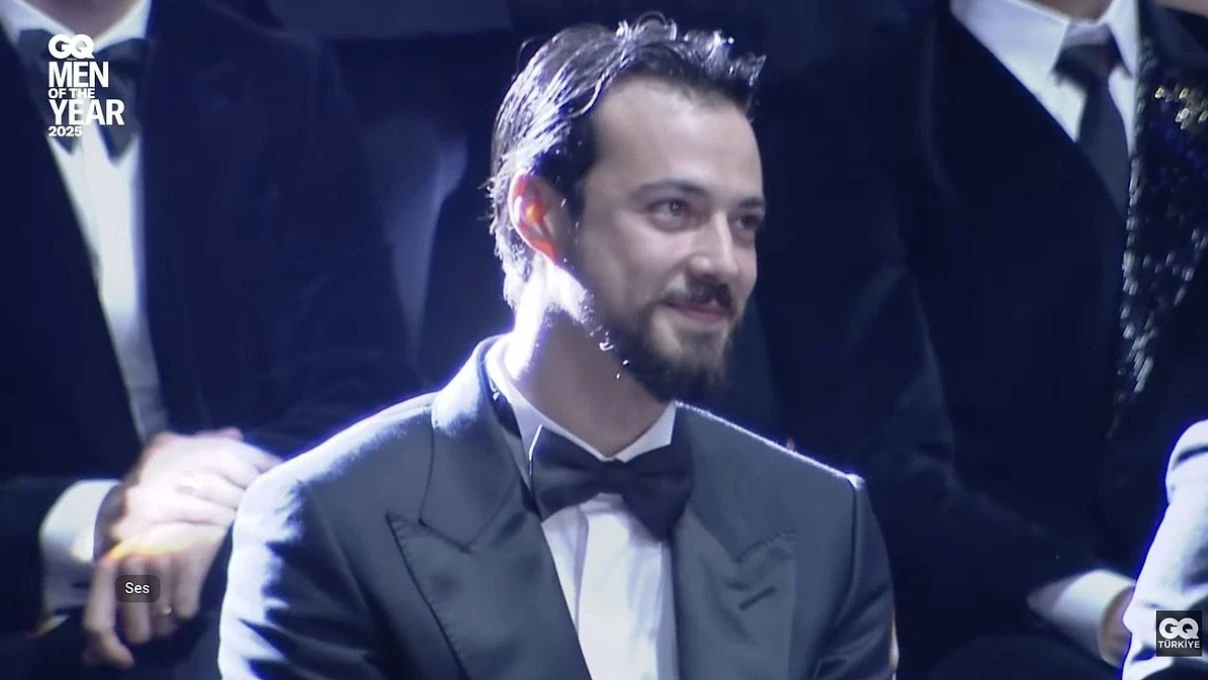 Mert Yazıcıoğlu ‘Yılın Oyuncusu’ ödülünü kazandı! Erkan Kolçak Köstendil’in ödülü verirken ki konuşması seyirciyi kahkahaya boğdu 7 Mert Yazıcıoğlu ‘Yılın Oyuncusu’ ödülünü kazandı! Erkan Kolçak Köstendil’in ödülü verirken ki konuşması seyirciyi kahkahaya boğdu