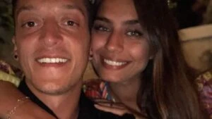 Mesut Ozilin esi Amine Gulse Ozil 2