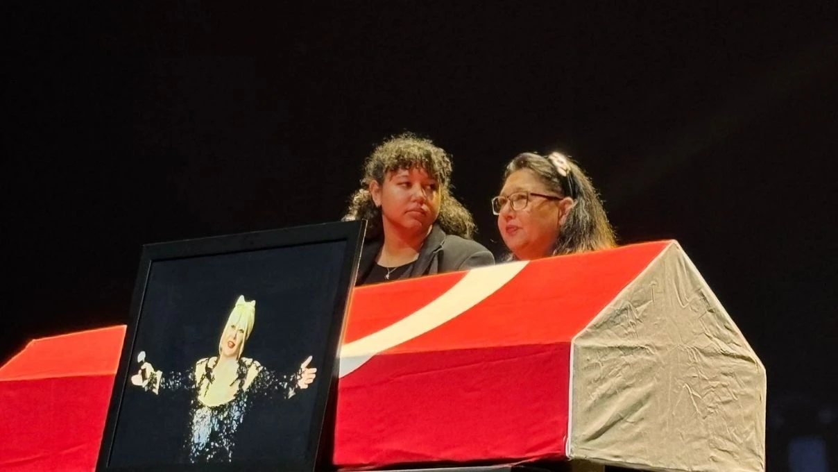 Emel Sayın, Muazzez Abacı’nın veda töreninde gözyaşlarını tutamadı! “Muazzez çok önemli bir sanatçıydı” 5 Emel Sayın, Muazzez Abacı’nın veda töreninde gözyaşlarını tutamadı! “Muazzez çok önemli bir sanatçıydı”