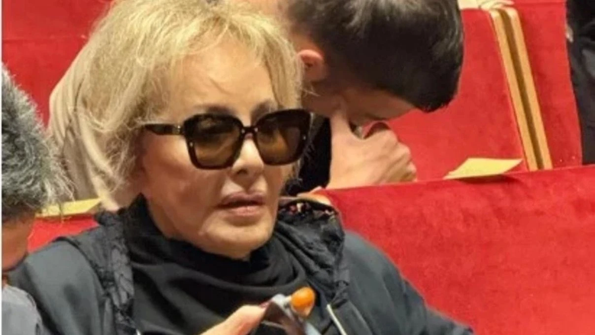 Emel Sayın, Muazzez Abacı’nın veda töreninde gözyaşlarını tutamadı! “Muazzez çok önemli bir sanatçıydı” 8 Emel Sayın, Muazzez Abacı’nın veda töreninde gözyaşlarını tutamadı! “Muazzez çok önemli bir sanatçıydı”