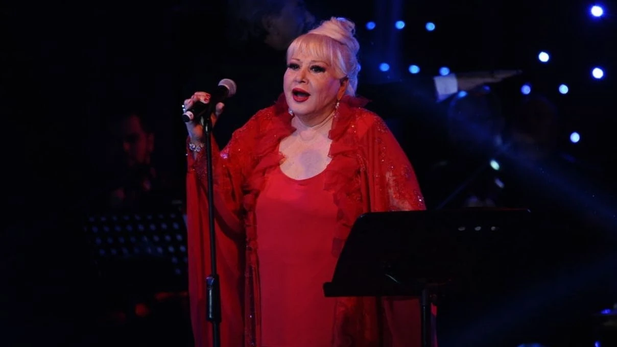 Emel Sayın, Muazzez Abacı’nın veda töreninde gözyaşlarını tutamadı! “Muazzez çok önemli bir sanatçıydı” 4 Emel Sayın, Muazzez Abacı’nın veda töreninde gözyaşlarını tutamadı! “Muazzez çok önemli bir sanatçıydı”