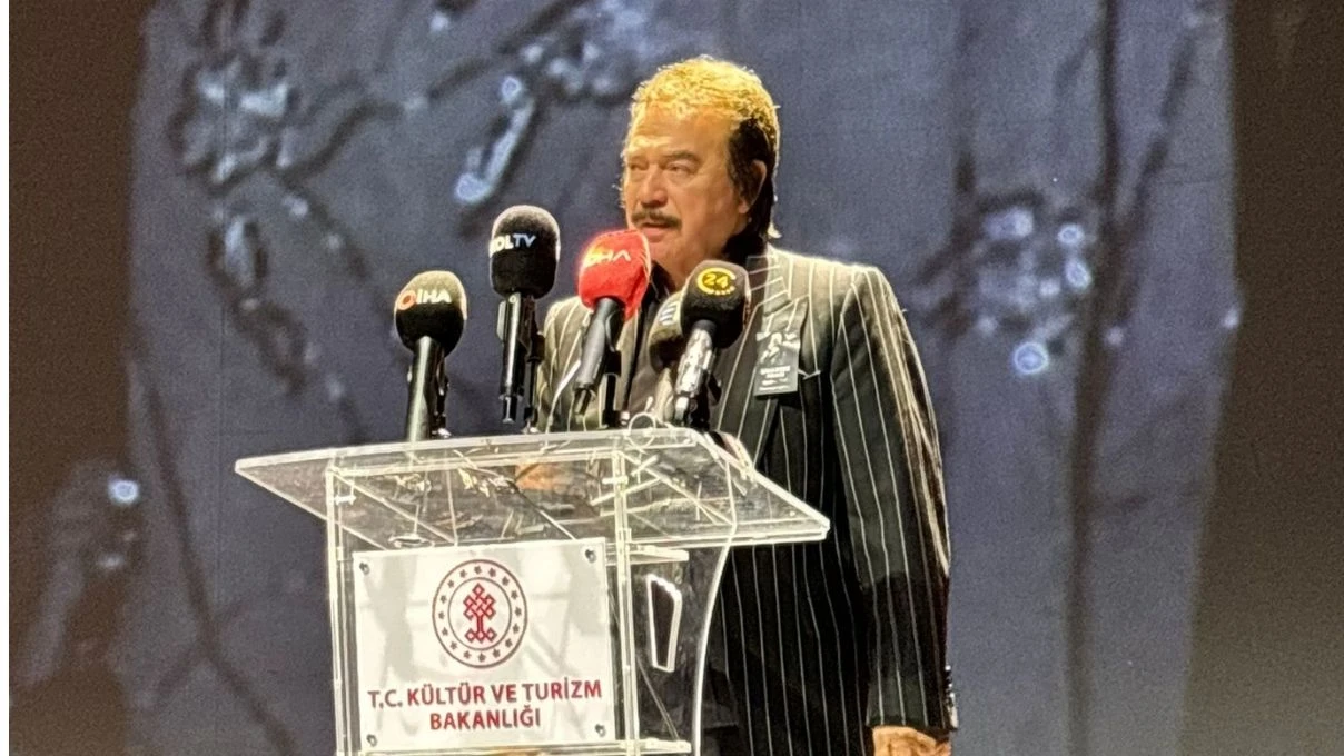 Emel Sayın, Muazzez Abacı’nın veda töreninde gözyaşlarını tutamadı! “Muazzez çok önemli bir sanatçıydı” 7 Emel Sayın, Muazzez Abacı’nın veda töreninde gözyaşlarını tutamadı! “Muazzez çok önemli bir sanatçıydı”