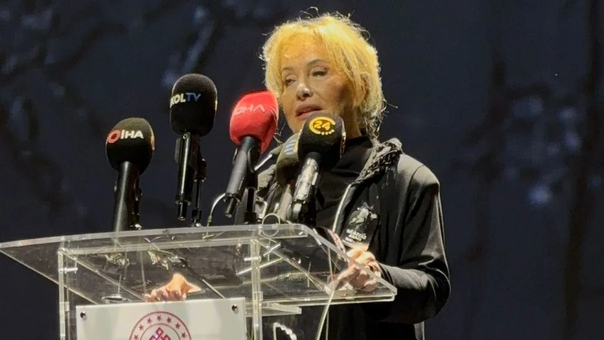 Emel Sayın, Muazzez Abacı’nın veda töreninde gözyaşlarını tutamadı! “Muazzez çok önemli bir sanatçıydı” 9 Emel Sayın, Muazzez Abacı’nın veda töreninde gözyaşlarını tutamadı! “Muazzez çok önemli bir sanatçıydı”