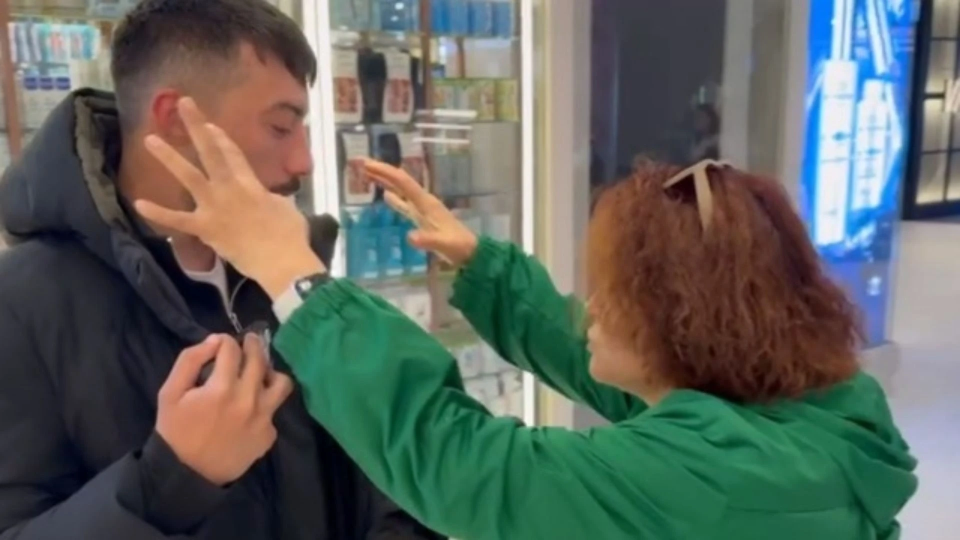 Mujde Ar esi Ercan Karakasla gittigi AVMde muhabirlerle gerilim yasadi Ustume niye cullaniyorsun