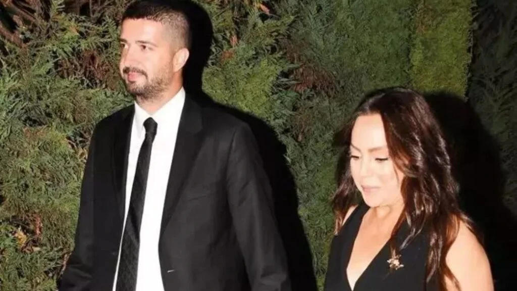 Ebru Gündeş’in eşi Murat Özdemir uzun bir aranın ardından Nişantaşı’nda görüntülendi!