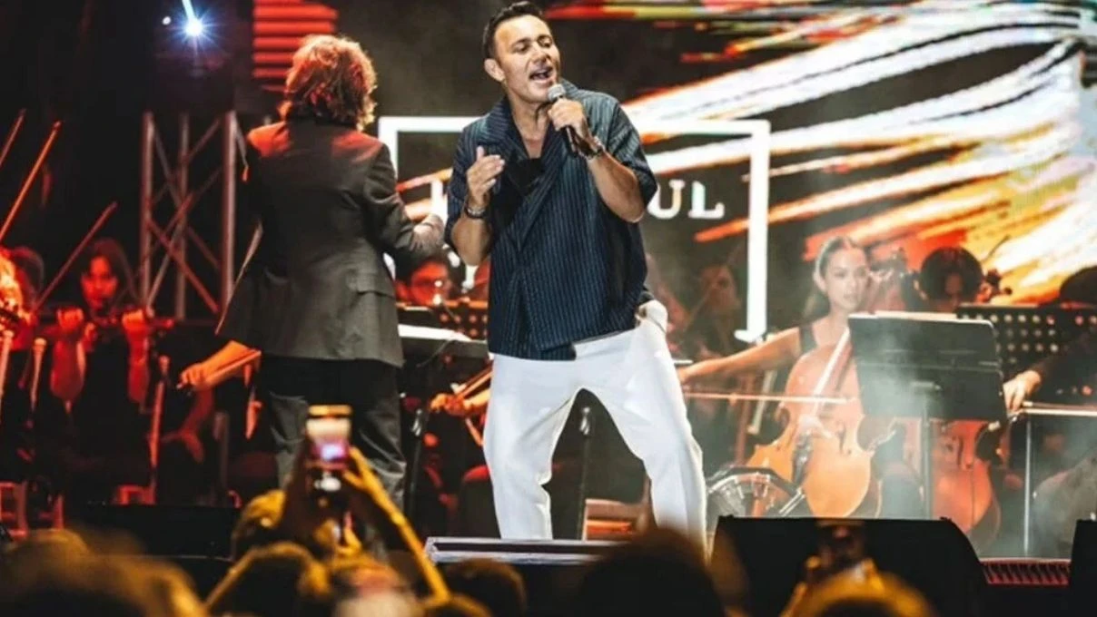 Mustafa Sandal ilke imza attı! Ünlü sanatçıya İngiltere’den ömür boyu geçerli vize