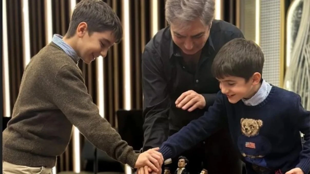 Necati Sasmaz cocuklariyla fotografini paylasti Oyuncu ogullari Ali Nadir ve Yusuf Emirle pasta kesti