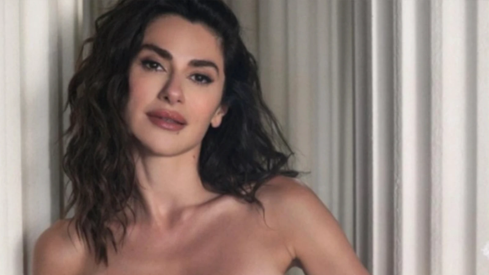Nesrin Cevadzade bas manken oldu Baku Fashion Weekte firtina gibi esti