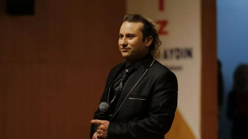 Onur Akay’dan kötü haber geldi! Ünlü ses sanatçısı yoğun bakıma alındı