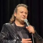 Onur Akay’dan kötü haber geldi! Ünlü ses sanatçısı yoğun bakıma alındı