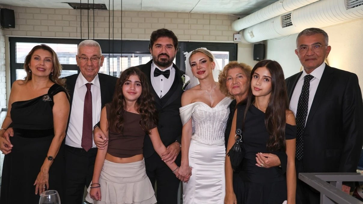 Rasim Ozan Kütahyalı’dan sert çıkış! 20 yaş küçük yeni eşi gündem oldu