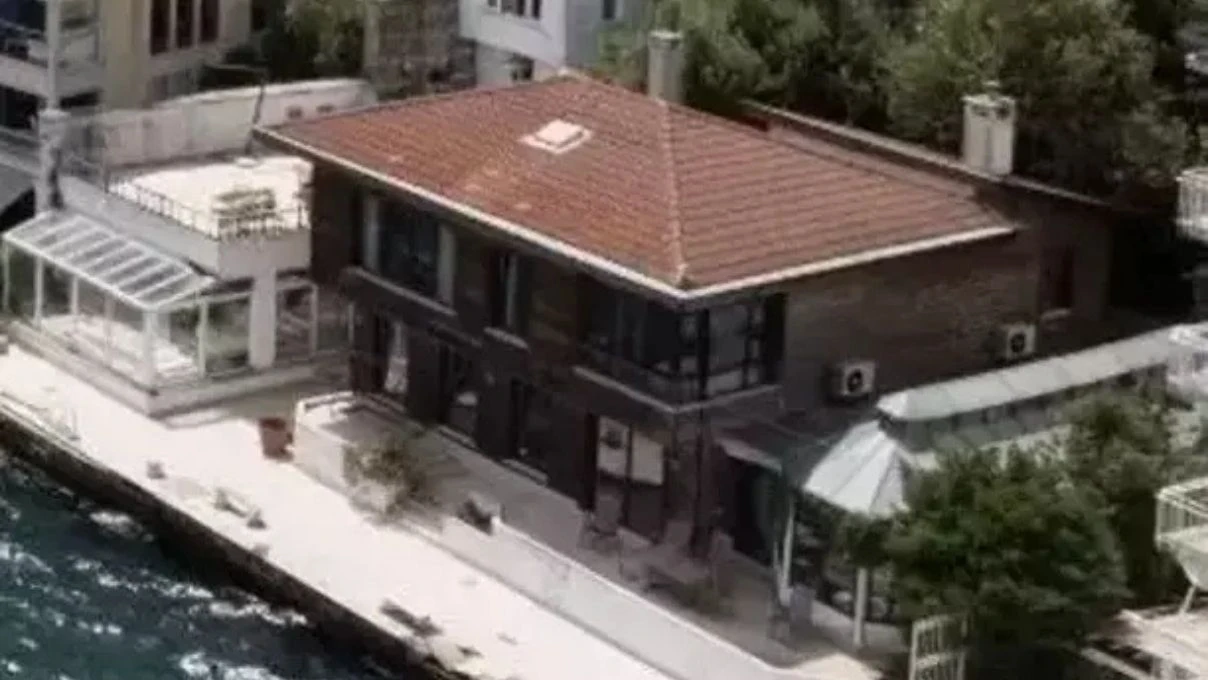 Reha Muhtar milyon dolarlık yalısını satışa çıkardı! Boğaza nazır yalının fiyatı dudak uçuklattı
