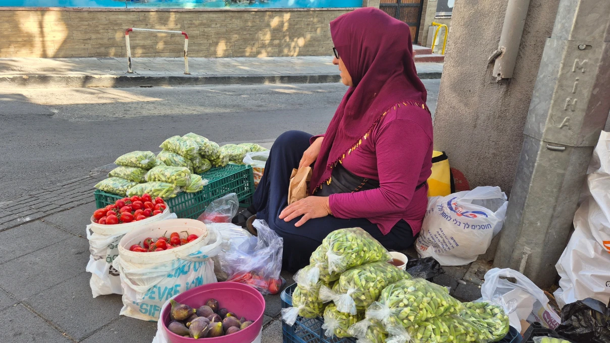 Samsunlu kadınlar sokakta bamya satarak aile bütçesine destek oluyor! 1 SAMSUN