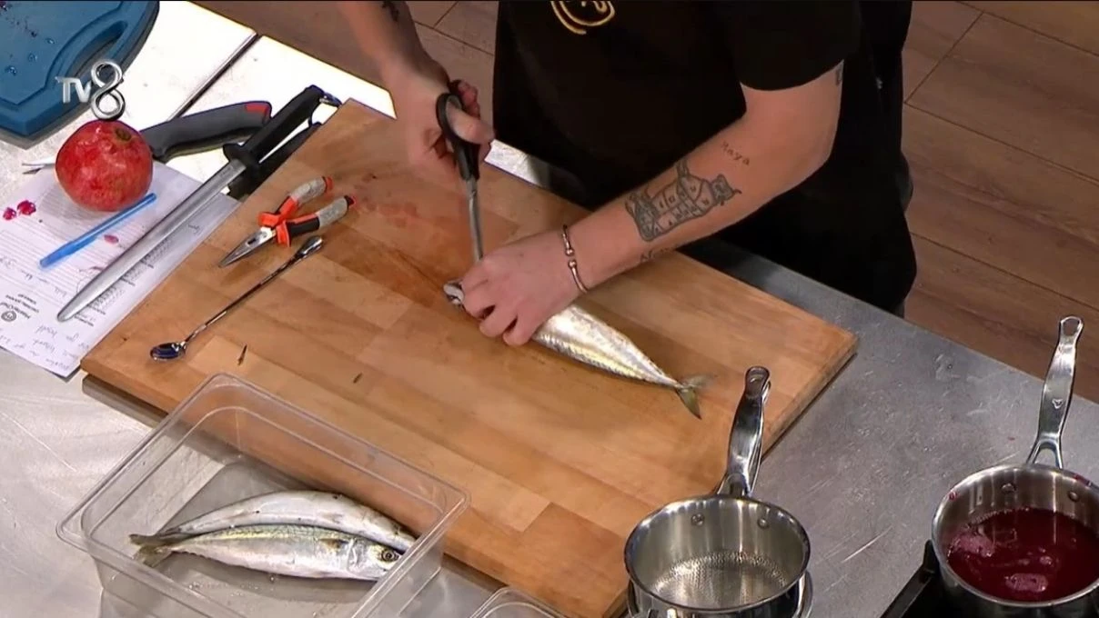 MasterChef’te uskumru dolması tarifi! Somer Şef’ten uskumru temizleme tüyoları ve püf noktaları 7 SOMER SEFTEN USKUMRU TEMIZLE TUYOSU VE PUF NOKTASI