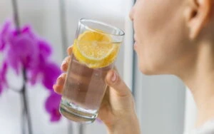 Sabahlari Limonlu Su Icmek